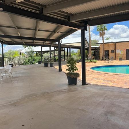 Stork Rd Budget Rooms - Private Rooms With Shared Bathrooms Access To Pool Longreach Exterior photo