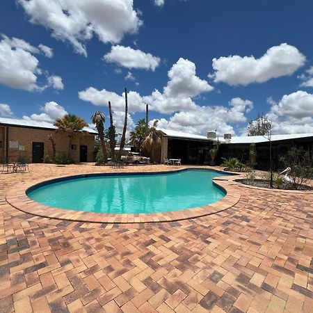 Stork Rd Budget Rooms - Private Rooms With Shared Bathrooms Access To Pool Longreach Exterior photo