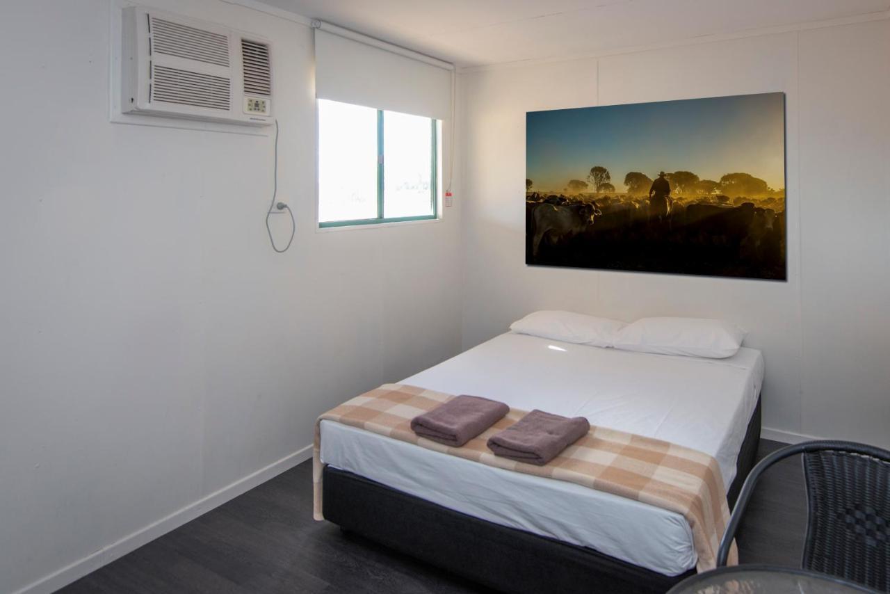 Stork Rd Budget Rooms - Private Rooms With Shared Bathrooms Access To Pool Longreach Exterior photo
