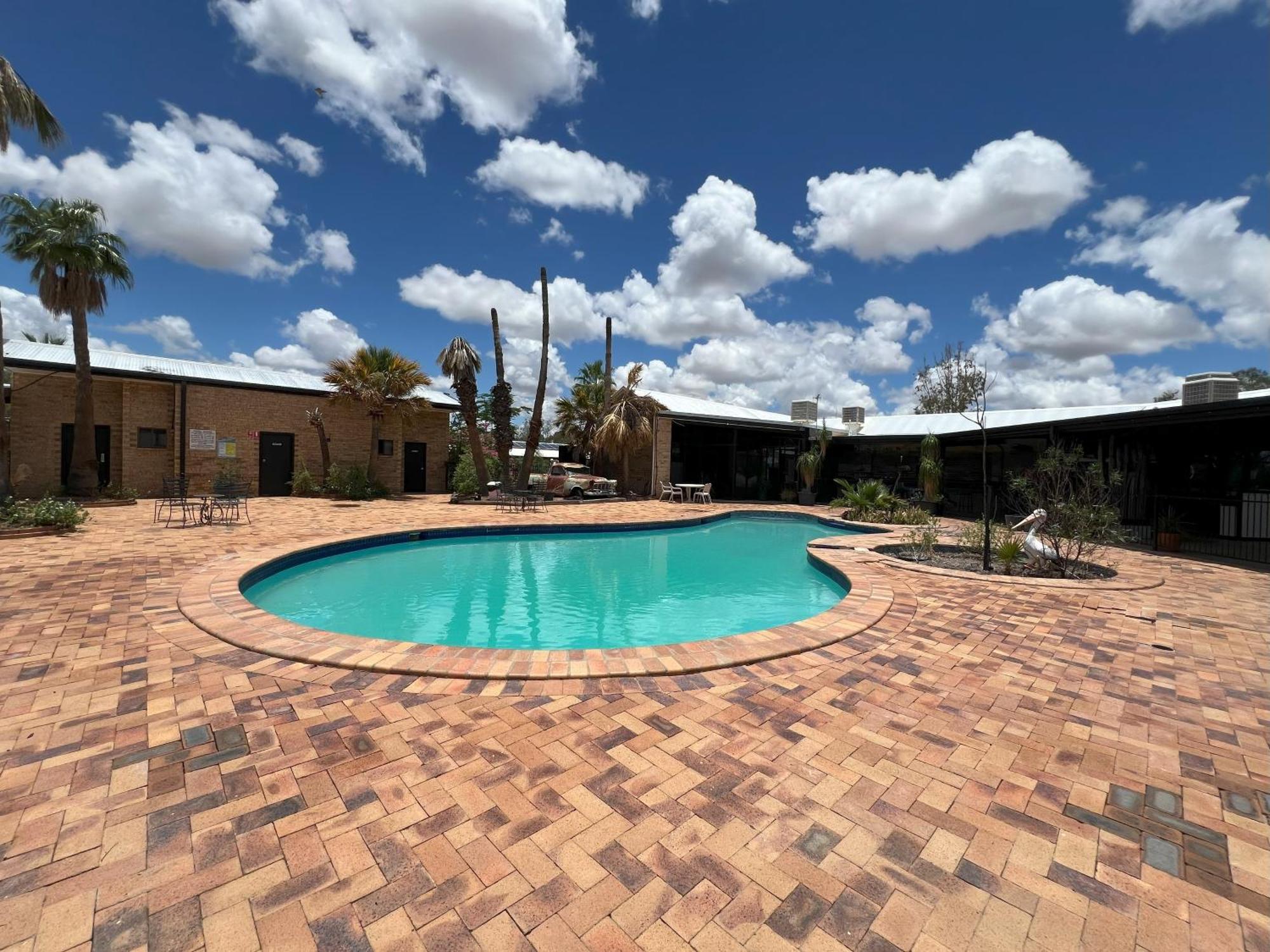 Stork Rd Budget Rooms - Private Rooms With Shared Bathrooms Access To Pool Longreach Exterior photo