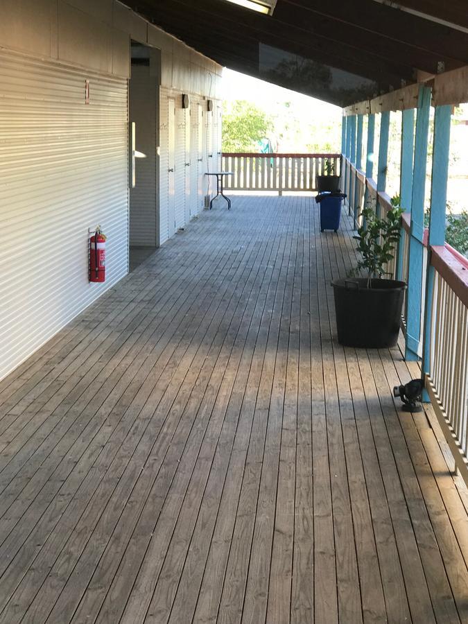 Stork Rd Budget Rooms - Private Rooms With Shared Bathrooms Access To Pool Longreach Exterior photo